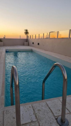 DEPARTAMENTO CENTRICO DE LUJO CON PISCINA Y COCHERA
